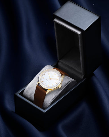 About Vintage 1968 Gold / White Watch