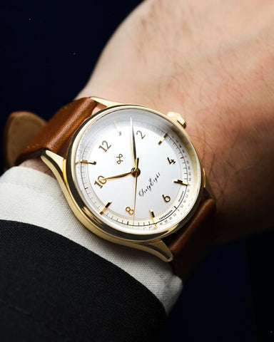 About Vintage 1968 Gold / White Watch
