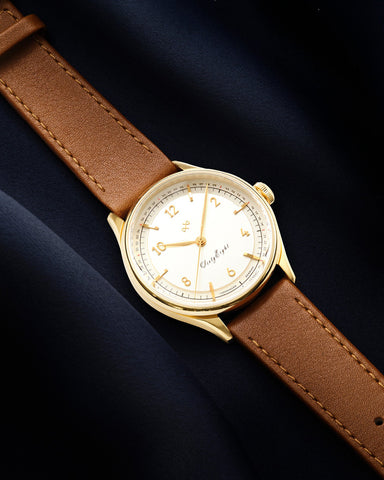 About Vintage 1968 Gold / White Watch